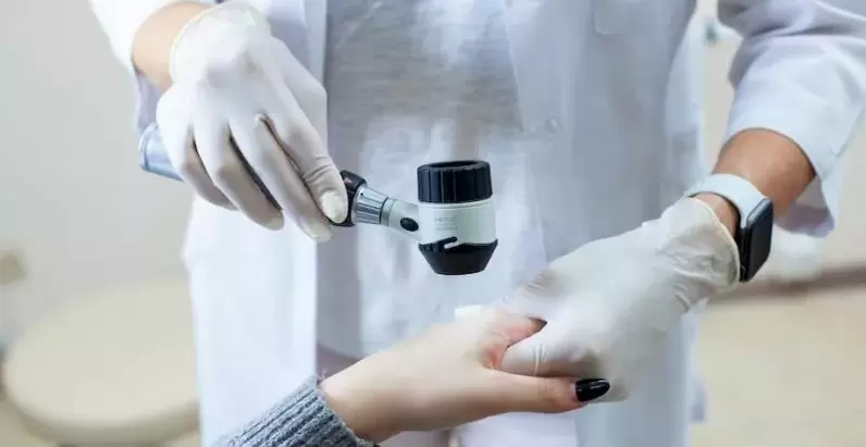 Tüügastega patsient läbib dermatoloogi diagnostilise kontrolli